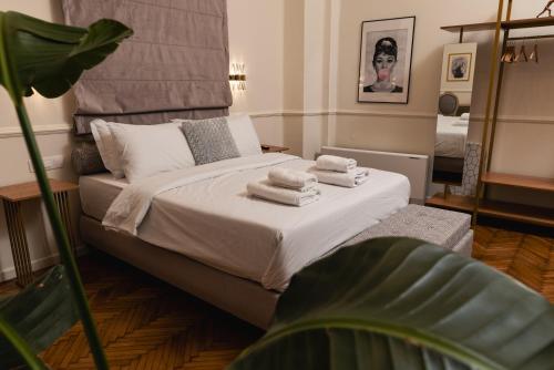 1 dormitorio con 1 cama con toallas en Villa Clio, a Luxury Collection, en Tesalónica