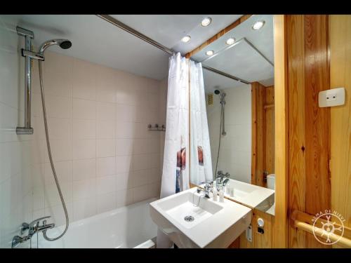 y baño con lavabo, ducha y bañera. en CIGALERA de Alma de Nieve, en Naut Aran (Alto Arán)