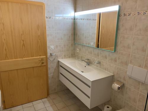 La salle de bains est pourvue d'un lavabo et d'un miroir. dans l'établissement Amadeus 132, à Verbier