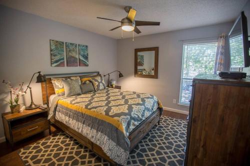 a bedroom with a bed and a ceiling fan at I14 - DFW Condo Near Baylor 2BD/1BA in Irving