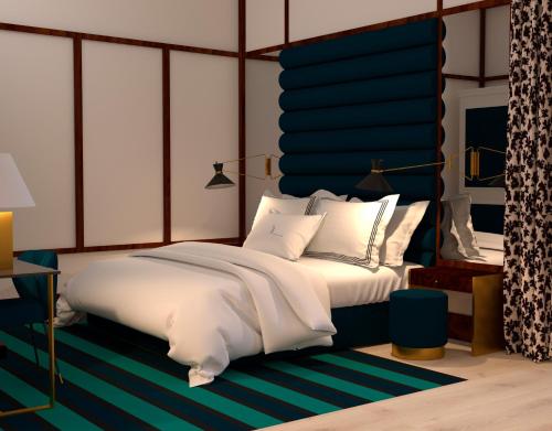 um quarto com uma cama grande e almofadas brancas em Room Mate Luca em Florença