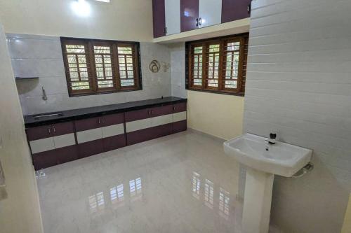 Kylpyhuone majoituspaikassa Madhuvijaya Homestay