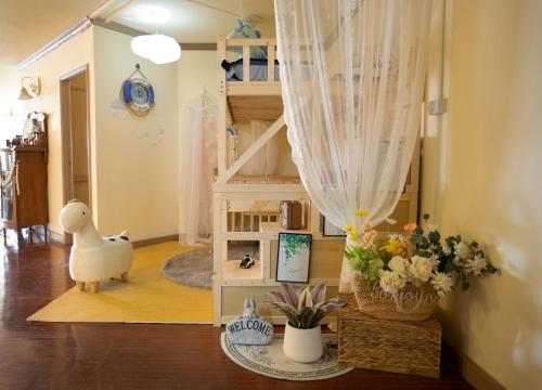 un soggiorno con una casa per bambole con scala di Secret garden a Chiang Mai