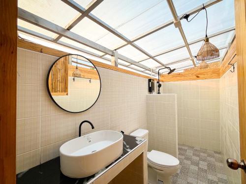 een badkamer met een wastafel en een spiegel bij EK-KA-NAKE ( เอกขเนก ) in Ko Larn