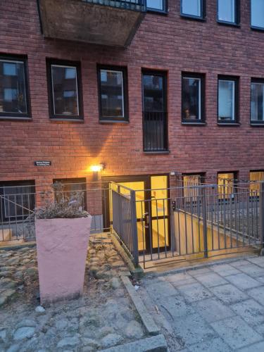 un bâtiment en briques avec des portes jaunes et une clôture dans l'établissement Nomad Gardet, à Stockholm