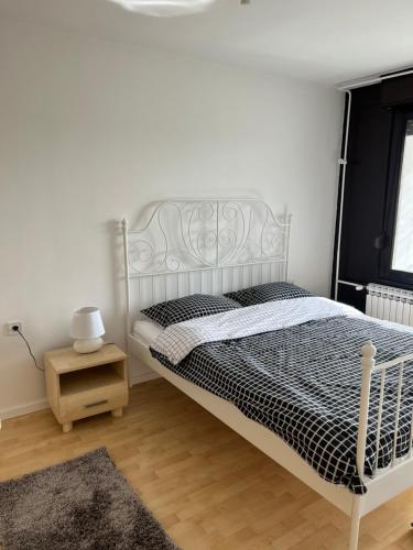 - une chambre avec un lit blanc et du parquet dans l'établissement Rocco Apartment-FREE PARKING&WIFI, à Zagreb