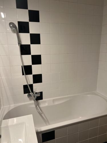 Ένα μπάνιο στο Rocco Apartment-FREE PARKING&WIFI
