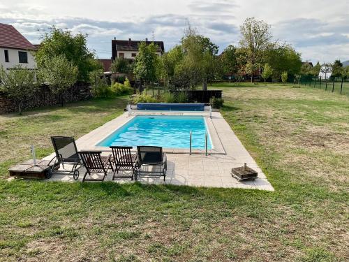 - une vue sur la piscine dans la cour dans l'établissement Entre vignes et châteaux., à Scherwiller