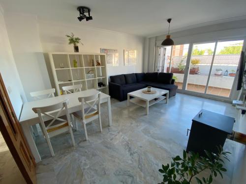 sala de estar con sofá, mesa y sillas en Casa con piscina y chimenea en Albayzin alto en Granada