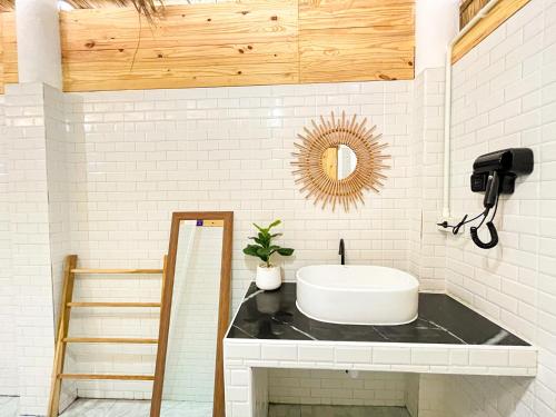 a bathroom with a sink and a mirror at EK-KA-NAKE ( เอกขเนก ) in Ko Larn