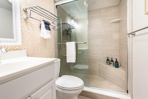 大洋城的住宿－Ocean City Beach Retreat with Linens Included，一间带卫生间和玻璃淋浴间的浴室