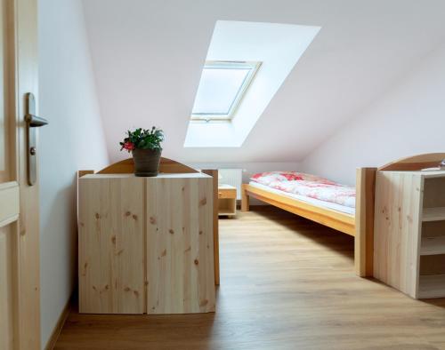 Un dormitorio con una cama y un armario de madera con una planta. en U Janka, en Mosty u Jablunkova