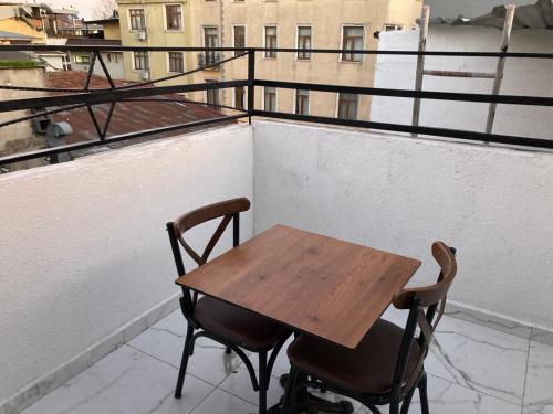 伊斯坦堡的住宿－Ulusoy Old Cıty，阳台上配有一张木桌和两把椅子