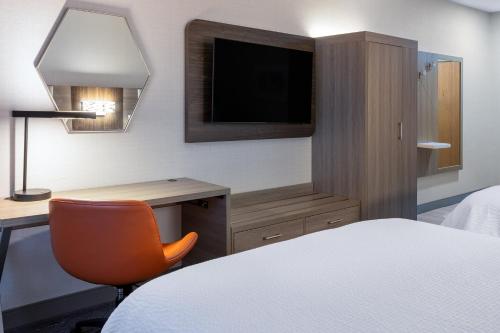 Кровать или кровати в номере Holiday Inn Express Hotel & Suites Center Township by IHG
