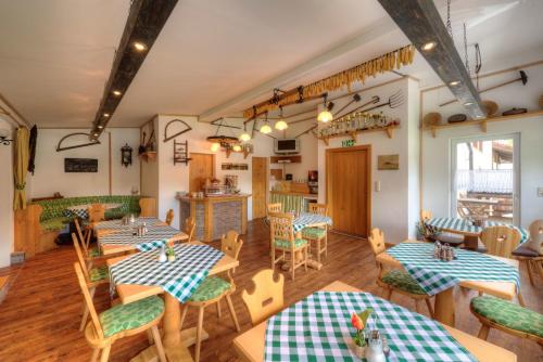 een restaurant met tafels en stoelen in een kamer bij Pano6 in Lermoos