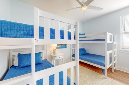 מיטה או מיטות קומותיים בחדר ב-Sunset Bay
