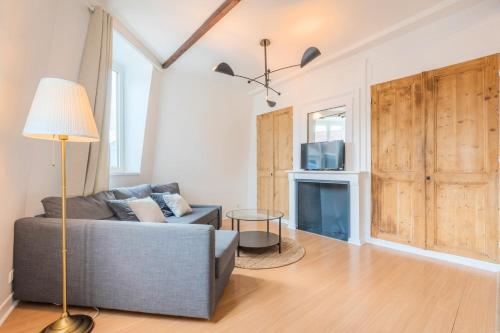 un salon avec un canapé et une télévision dans l'établissement Lille St Maurice- 7min from train !, à Lille