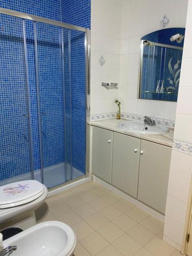 een badkamer met een toilet, een wastafel en een douche bij Apartamento na praia dona Ana - Iberlagos in Lagos