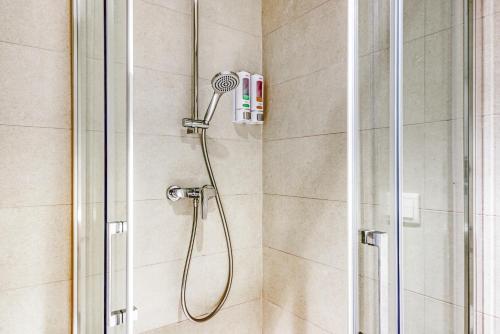 y baño con ducha con cabezal de ducha. en Lovely & Modern flat in Heart of Castellón, en Castellón de la Plana