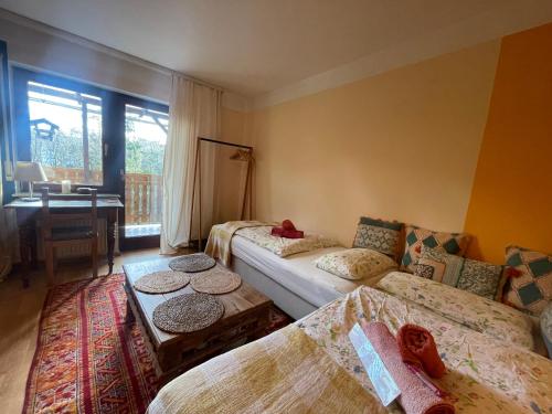 - un salon avec deux lits et un canapé dans l'établissement Gemütliches Appartment "LaWendel" mit Balkon am Waldrand, à Witzenhausen