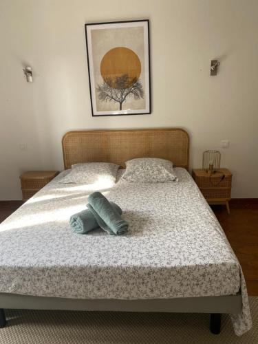 - un lit avec 2 oreillers dans une chambre dans l'établissement BASTIDE VALPIERRE, à Martigues