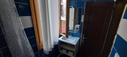 La salle de bains est pourvue d'un lavabo et d'un miroir. dans l'établissement 10 minutes to the Train Station, à Venise