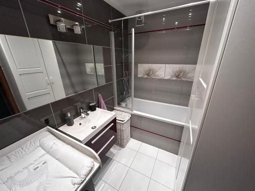 un bagno con vasca, lavandino e doccia di Szałwiowa Chatka a Breslavia