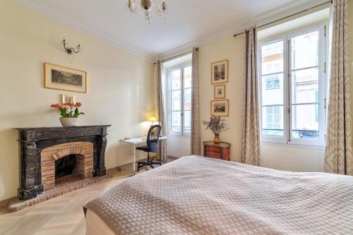 - une chambre avec une cheminée et un lit dans l'établissement Elegant apartment in Nice centre with grand terrace, à Nice