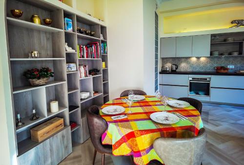 une cuisine avec une table et un tissu de table coloré dans l'établissement Elegant apartment in Nice centre with grand terrace, à Nice
