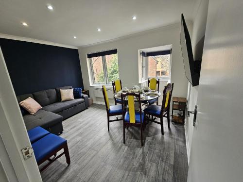 sala de estar con mesa y sofá en Sutton Apartment, Greater London, en Sutton