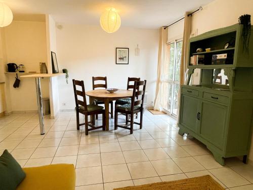 - une cuisine et une salle à manger avec une table et des chaises dans l'établissement Bel appartement sur les hauts de Collioure, à Collioure