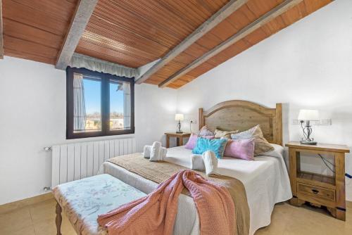 Un dormitorio con una cama grande y una ventana en Luxe Mediterranean Masia BBQ Pool Chillout 