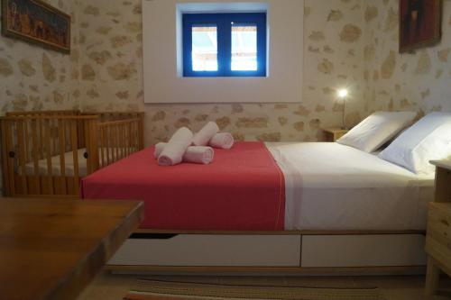 Łóżko lub łóżka w pokoju w obiekcie Μyrsini
