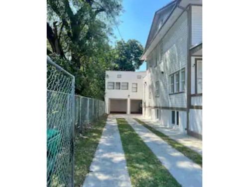 邁阿密的住宿－Guest house near Downtown Miami，白色建筑前的空车道