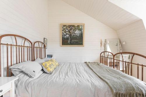 ein Schlafzimmer mit einem Bett und einem Bild an der Wand in der Unterkunft Hus med ateljé i Centrala Vaxholm in Vaxholm