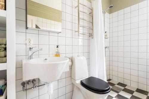 ein Bad mit einem WC und einem Waschbecken in der Unterkunft Hus med ateljé i Centrala Vaxholm in Vaxholm