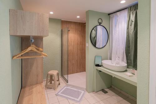 W łazience znajduje się umywalka i prysznic. w obiekcie Triton Authentic Cretan Hotel w mieście Tsoutsouros