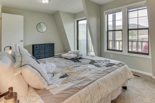 Un dormitorio con una cama grande y una ventana en Dog-Friendly Mills River Townhome Fire Pit, Yard!, en Mills River