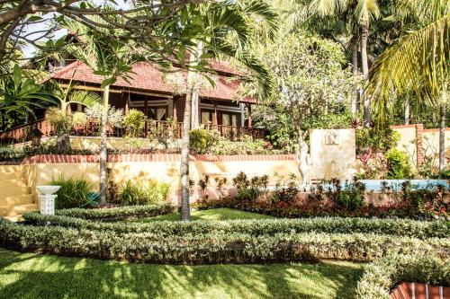 Zahrada ubytování Teluk Indah Beach & Pool Villa