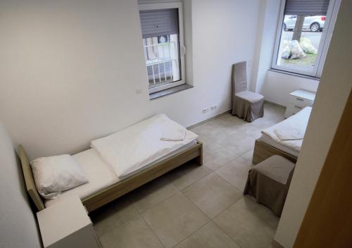 een ziekenhuiskamer met 2 bedden en 2 ramen bij Apartment in Stuttgart Bad Cannstatt/Nähe Stadtion in Stuttgart