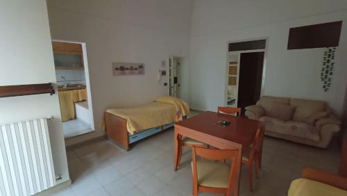 een kleine woonkamer met een bed en een tafel bij Due passi dal Castello in Gioia del Colle