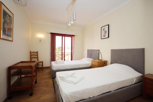 Postel nebo postele na pokoji v ubytování C27 - Torraltinha Way Apartment