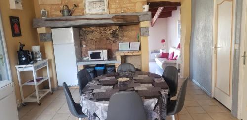 une salle à manger avec une table et des chaises dans une pièce dans l'établissement Le cosy, à Meyrals