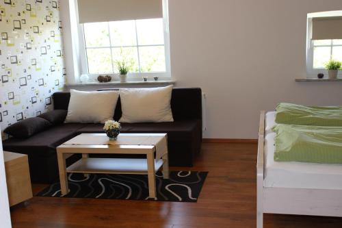 ein Wohnzimmer mit einem Sofa und einem Couchtisch in der Unterkunft Ferienhof Pankalla in Neubruchhausen