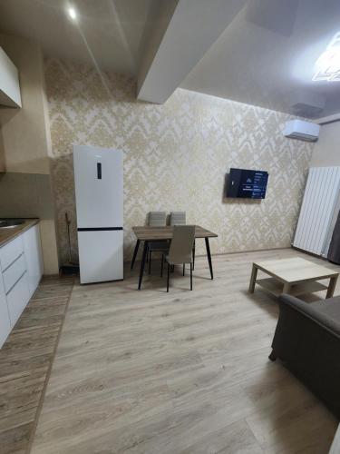 eine Küche mit einem Tisch und einem Kühlschrank im Zimmer in der Unterkunft Dom in Tbilisi City