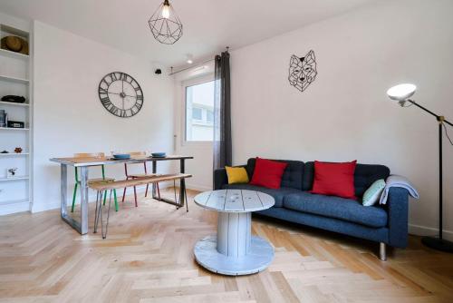 un salon avec un canapé et une table dans l'établissement Lille République - 2ch très lumineux + Parking !, à Lille