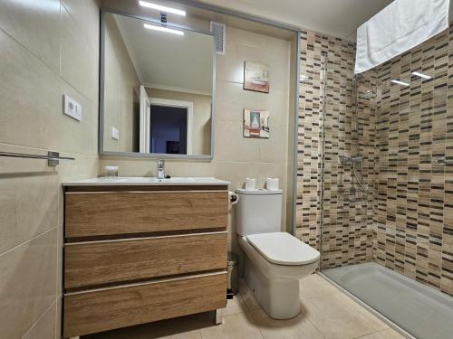 619A Moderno y acogedor apartamento في أوفِييذو: حمام مع مرحاض ومغسلة ومرآة