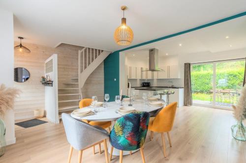 a dining room with a table and chairs at Wasquehal - maison 3 chambres in Wasquehal