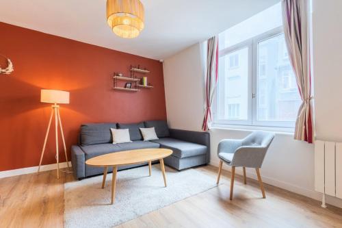 un salon avec un canapé et une table dans l'établissement Lille Hypercentre / Gares - Superbe T2 équipé, à Lille
