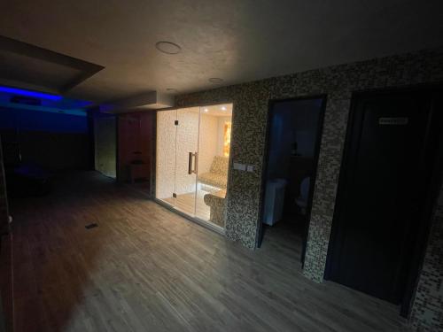 a dark room with a room with a mirror and a bathroom at Apartman Plavi bor in Zlatibor